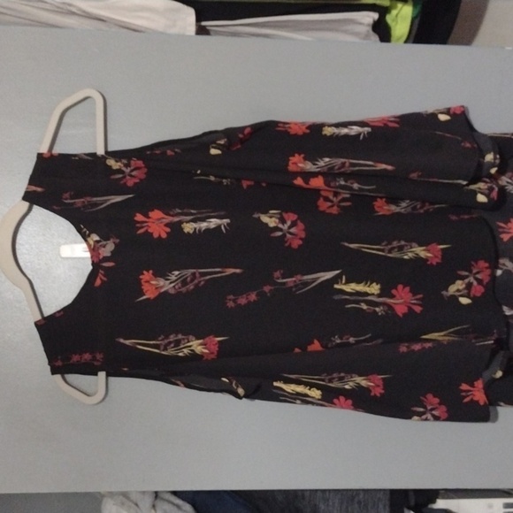 VINCE Camuto Cold-Shoulder Bell-Sleeve Black Top size medium flower print - Picture 1 of 9